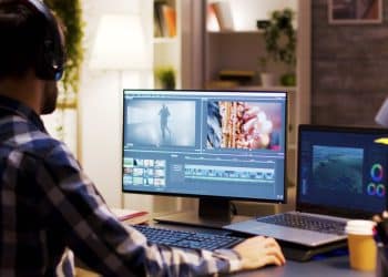 monteur edite video sur ordinateur