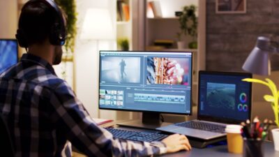 monteur edite video sur ordinateur