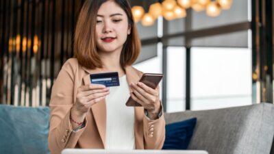 femme avec carte bancaire