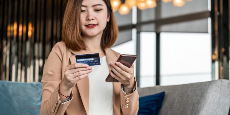 femme avec carte bancaire